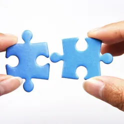 En person som holder et blått puslespill