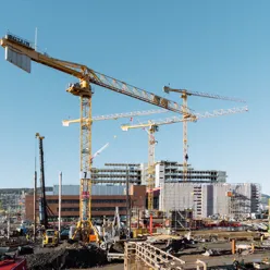 Sykehus under oppføring, byggeplass med flere kraner