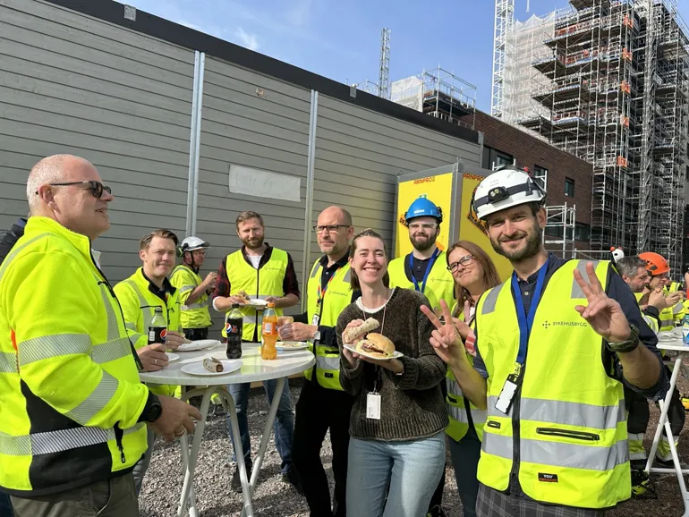 En gruppe mennesker som står utenfor